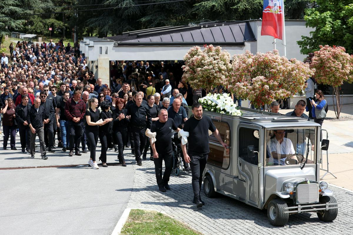 Prizor z enega izmed sobotnih pogrebov v Beogradu, na katerem so pokopali štiri ubite učence in varnostnika. Foto: Reuters