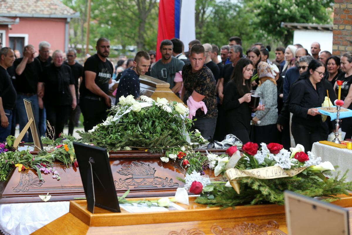 V Srbiji poteka tretji, zadnji dan žalovanja – zastave na javnih ustanovah visijo na pol droga, zabavne prireditve so prepovedane, kulturne ustanove in mediji morajo program prilagoditi žalovanju in spominu na žrtve. Foto: EPA