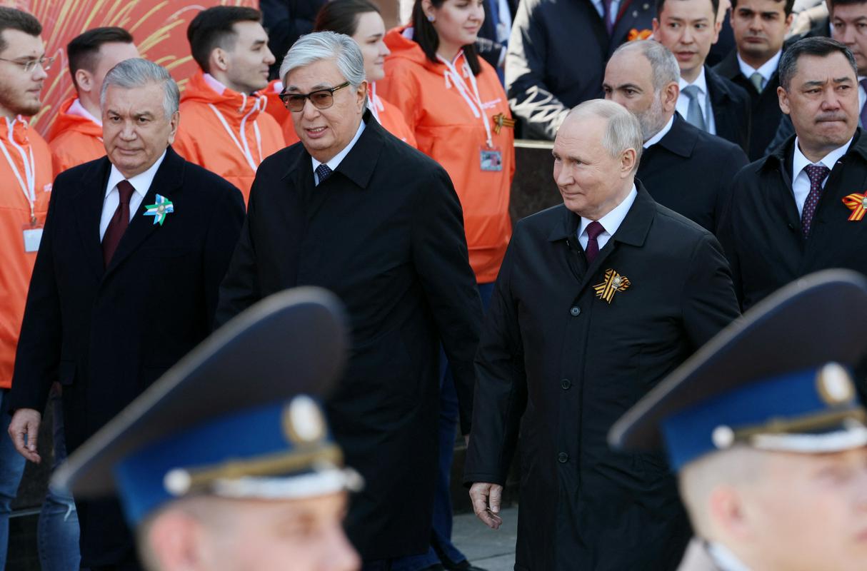 Putin je na parado prišel v družbi kazahstanskega in uzbekistanskega predsednika. Foto: Reuters