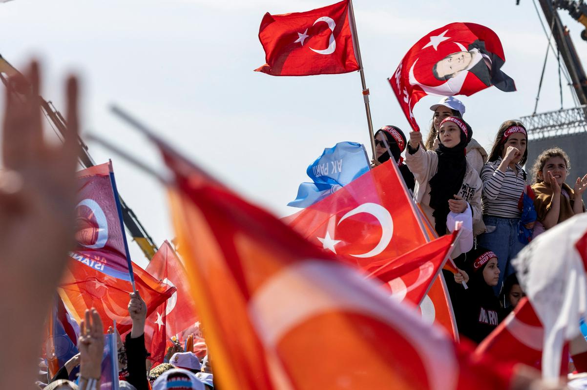 Turška družba je na volitvah že vrsto let precej jasno razdeljena – v podeželskem azijskem delu Turčije glasujejo za Erdoğana, v mestih pa pretežno proti njemu. Foto: Reuters