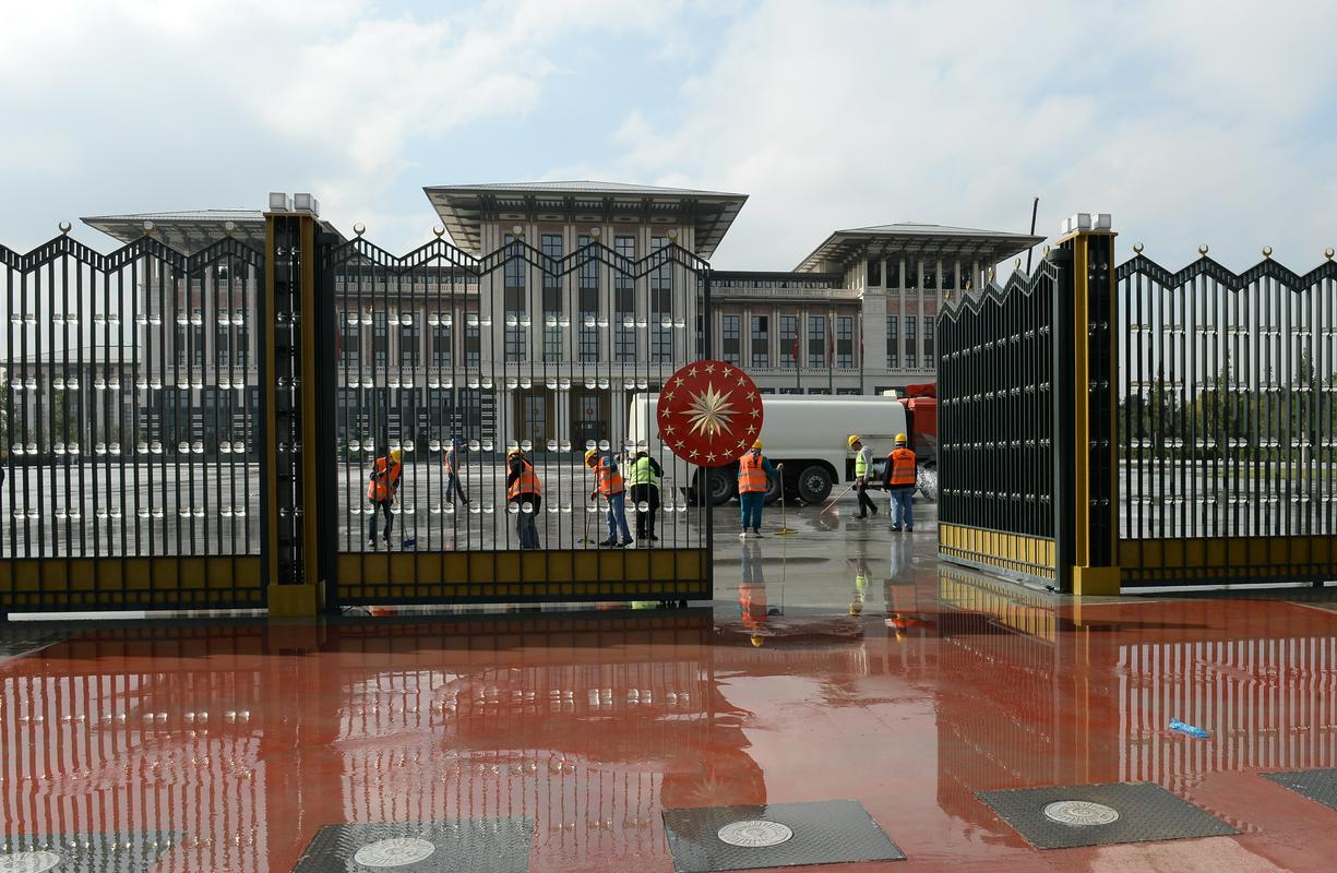 Predsedniško palačo v ankarski soseski Beştepe so zgradili leta 2014, ob začetku Erdoğanovega predsednikovanja. V njej je med drugim največja knjižnica v Turčiji, v kateri je pet milijonov knjig. Foto: EPA