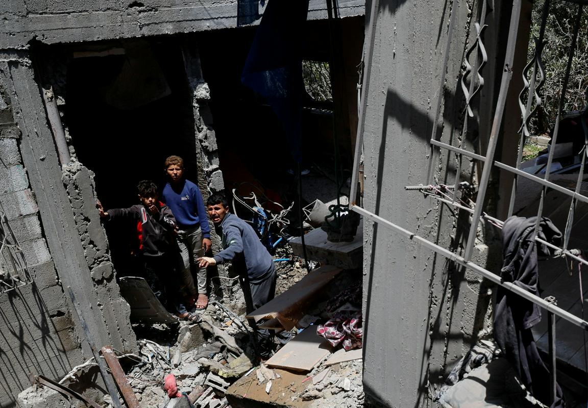 V izraelskem napadu poškodovana palestinska hiša. Foto: Reuters