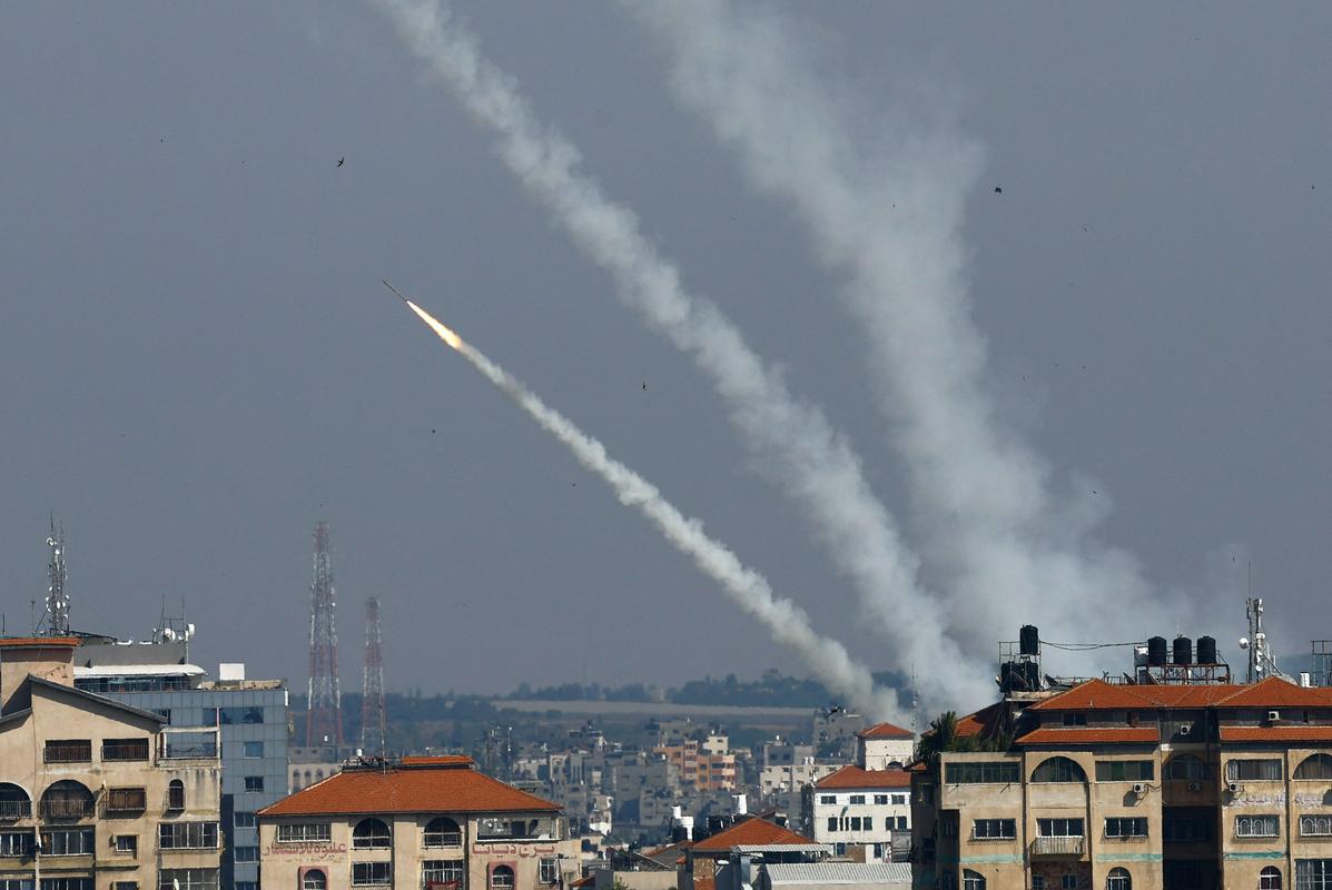 Rakete iznad Gaze letijo v smeri Izraela. Foto: Reuters