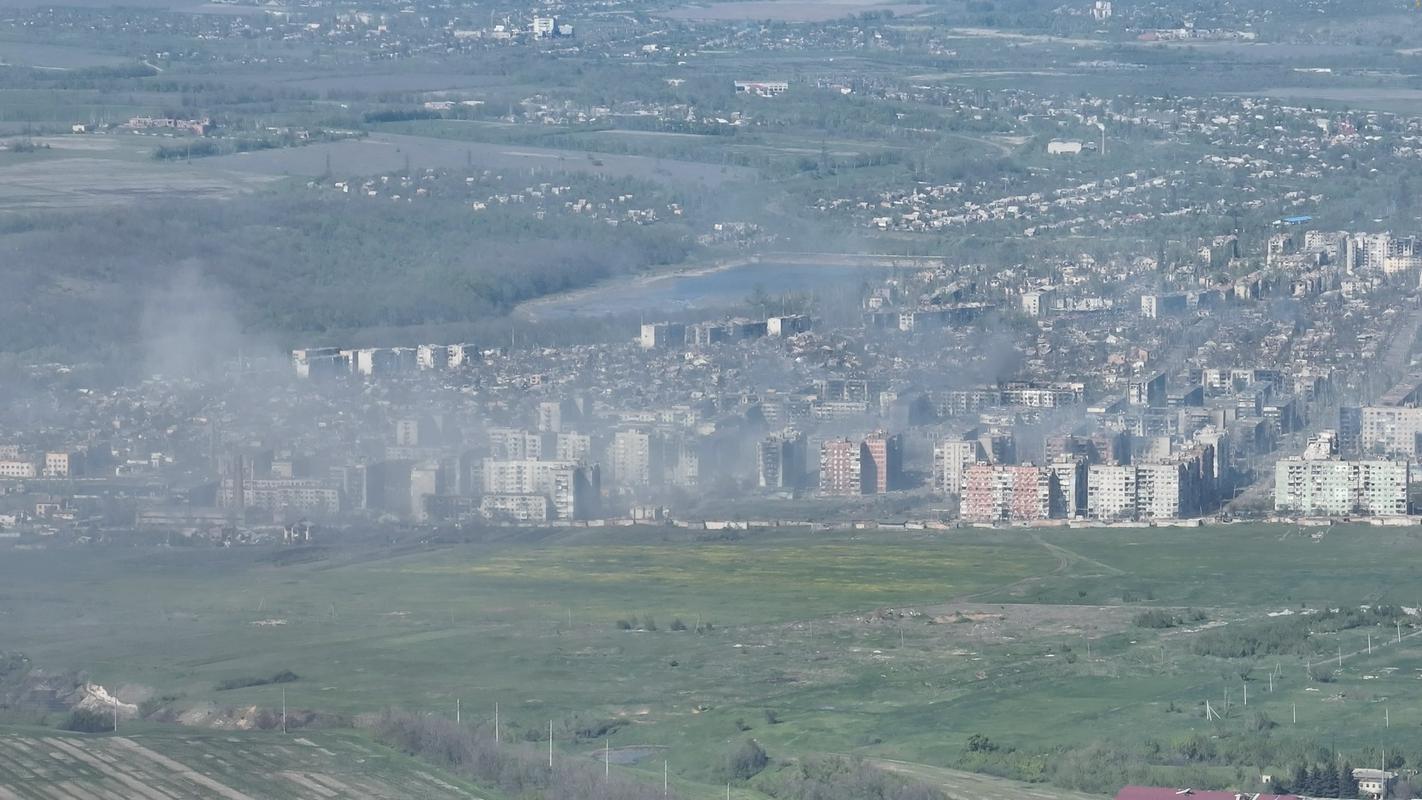 Dim nad mestom Bahmut, v katerem skoraj naj ne bi bilo več civilistov. Foto: Reuters