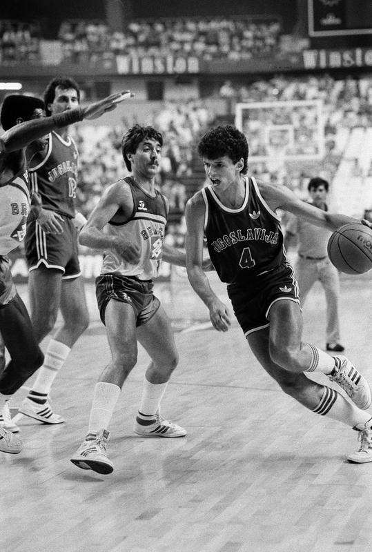 Dražen Petrović (desno) na posnetku s tekme na svetovnem košarkarskem prvenstvu v Madridu leta 1986. Foto: AP