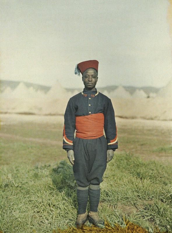 Stéphane Passet: Un tirailleur sénégalais (Senegalski vojak), Fez, 1913. Foto: Fotografski arhiv Alberta Kahna.