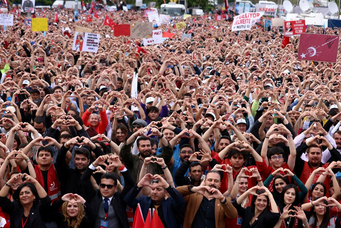 Množica na shodu v Ankari je Kiliçdaroğluja pozdravila z njegovim zaščitnim znakom – prsti, sklenjenimi v srce. Foto: Reuters