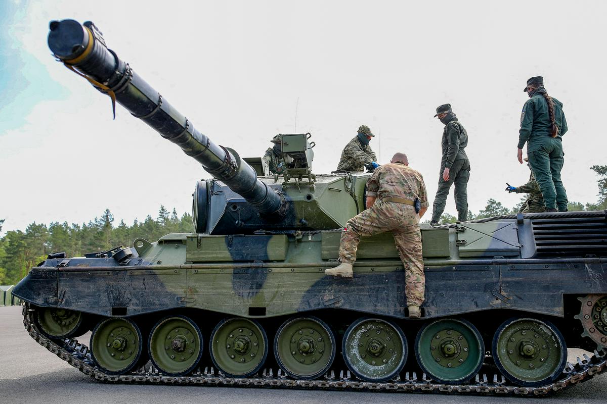 V pomoč so vključeni tudi tanki leopard. Foto: Reuters