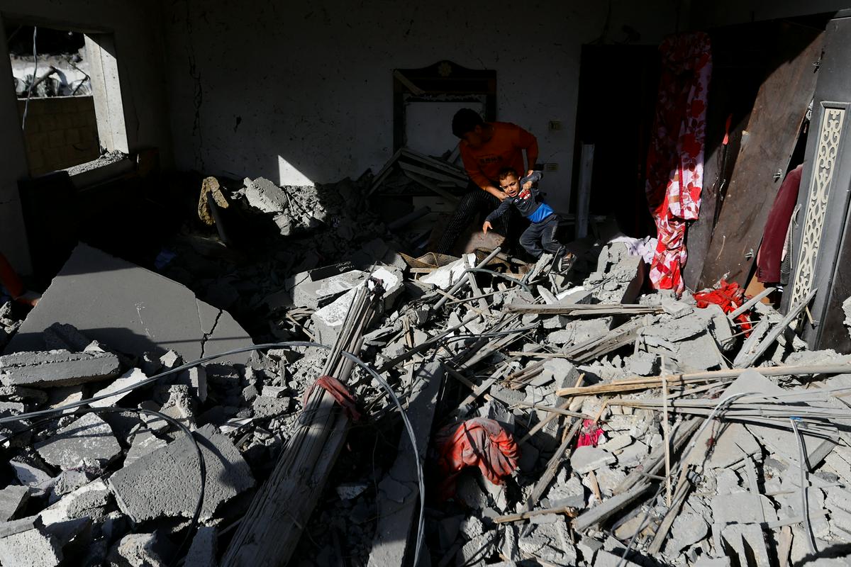 Posledice izraelskega zračnega napada v okupirani Gazi. Foto: Reuters