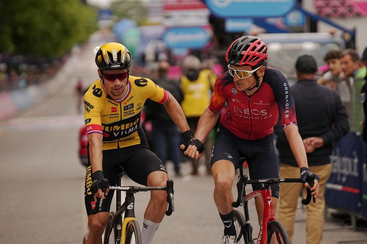 Prijateljski stisk rok Rogliča in Thomasa v cilju 8. etape Gira. Foto: Reuters