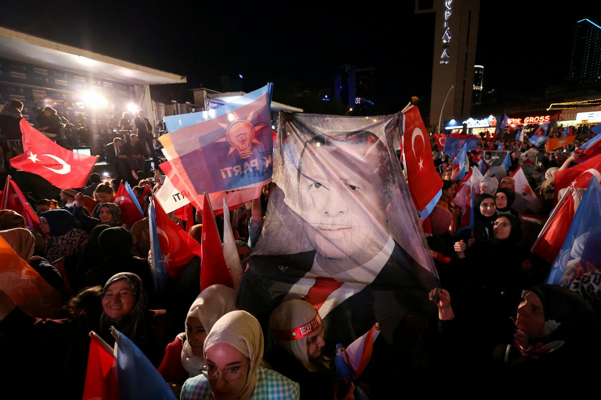 Erdoğanovi podporniki in podpornice. Foto: Reuters