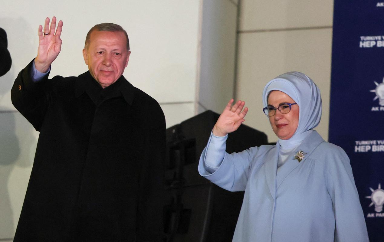 Erdogan je podpornike nagovoril v družbi žene Emine. Foto: Reuters