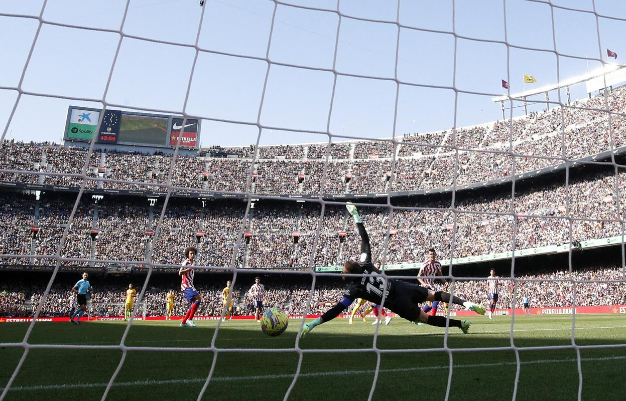 Takole je Ferran Torres 23. aprila matiral Jana Oblaka na Camp Nouu za zmago Barcelone z 1:0. Zadnja tekma kapetana Slovenije za zdaj v tej sezoni. Foto: Reuters