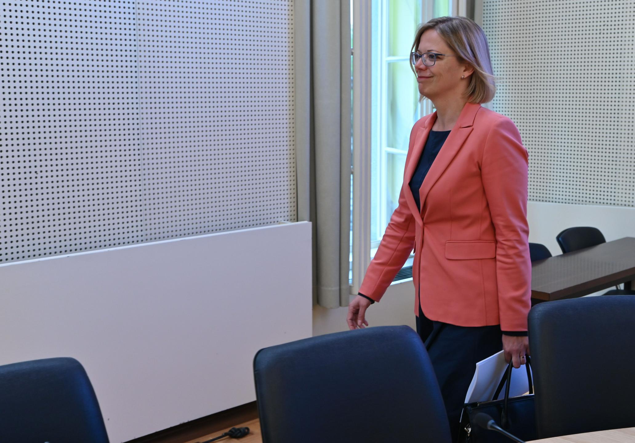 Odstopna izjava ministrice v DZ-ju, javno upravo bo začasno vodil Boštjančič