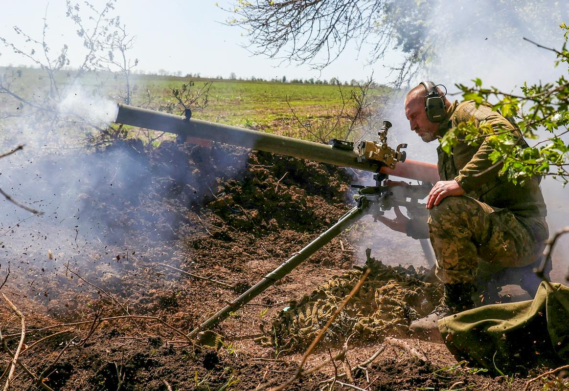 V Bahmutu in njegovi okolici že več mesecev potekajo srditi spopadi med ukrajinskimi in ruskimi silami. Foto: Reuters