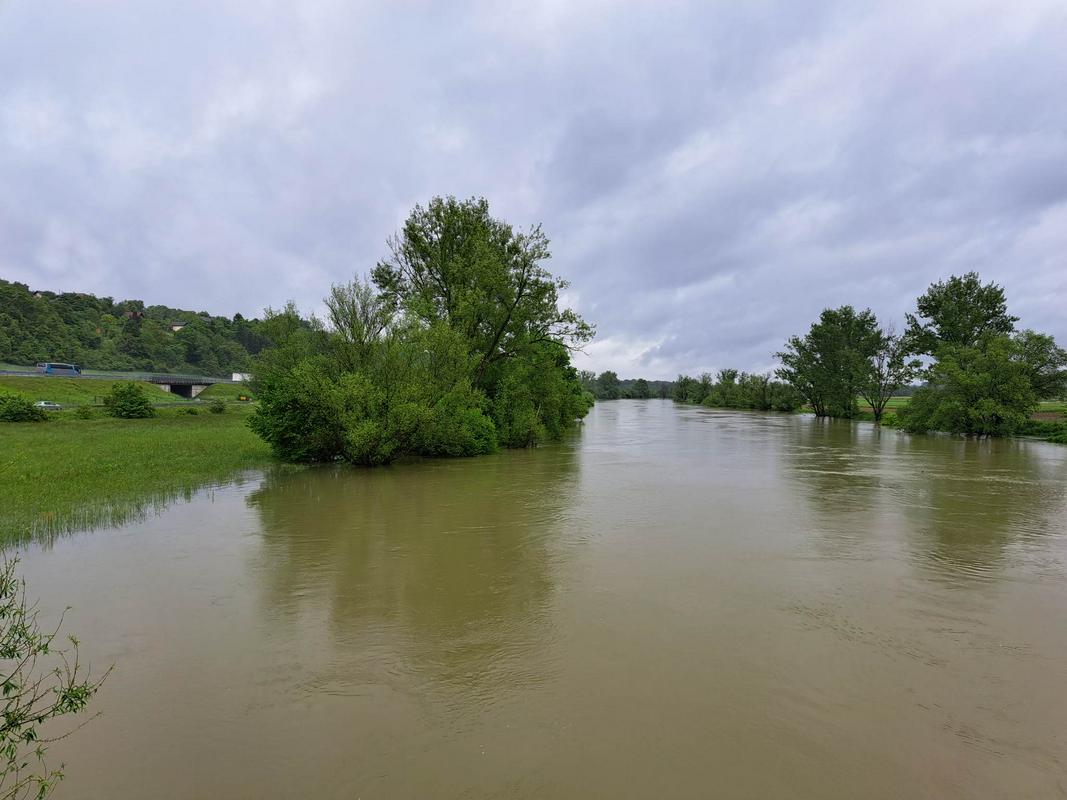 Poplavljena Krka. Foto: MMC RTV SLO/Marinka Jordan