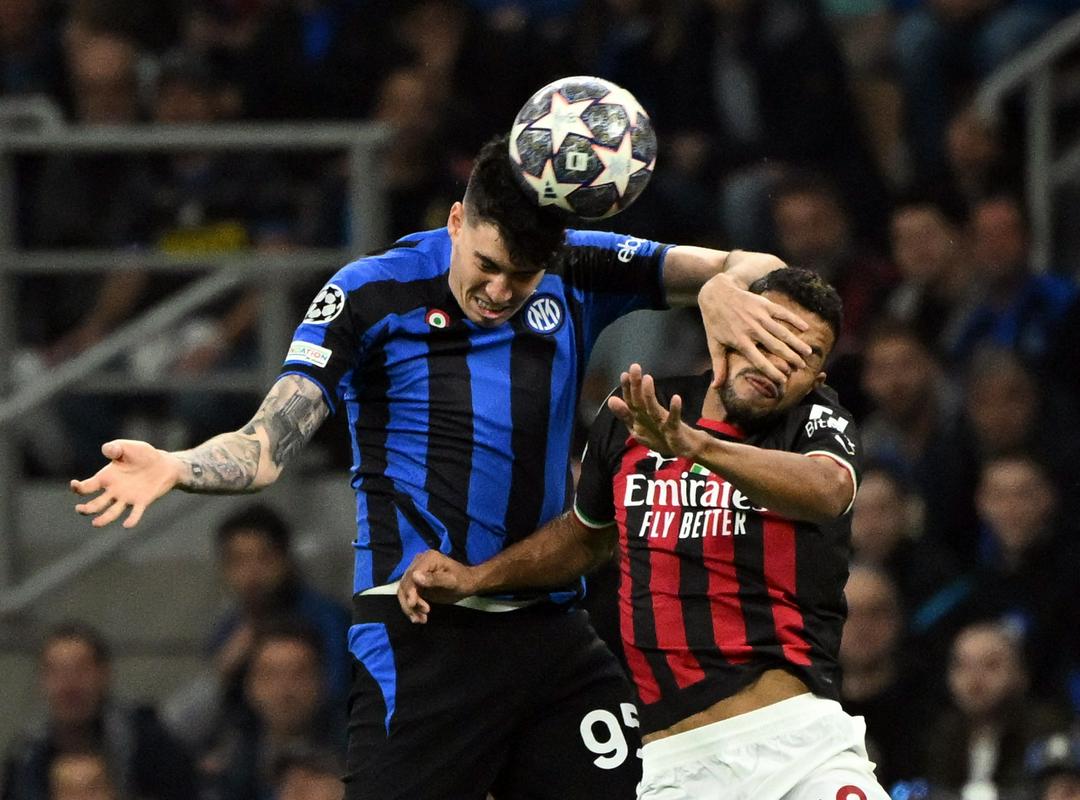 Inter in Milan sta odigrala 237. uradni mestni derbi poimenovan Derby della Madonnina, a šele šestega v evropskih tekmovanjih. S skupnim izkupičkom 89:79 v zmagah ob 69 remijih vodijo črno-modri. Foto: Reuters