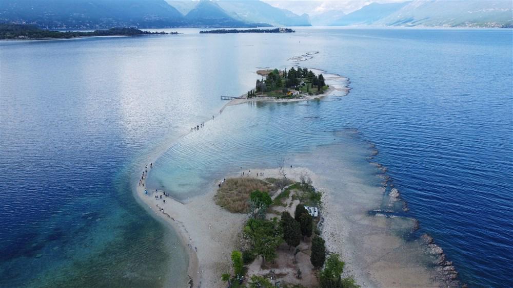 Gardsko jezero, največje jezero v Italiji, je imelo konec aprila najnižji vodostaj od leta 1953. Foto: EPA