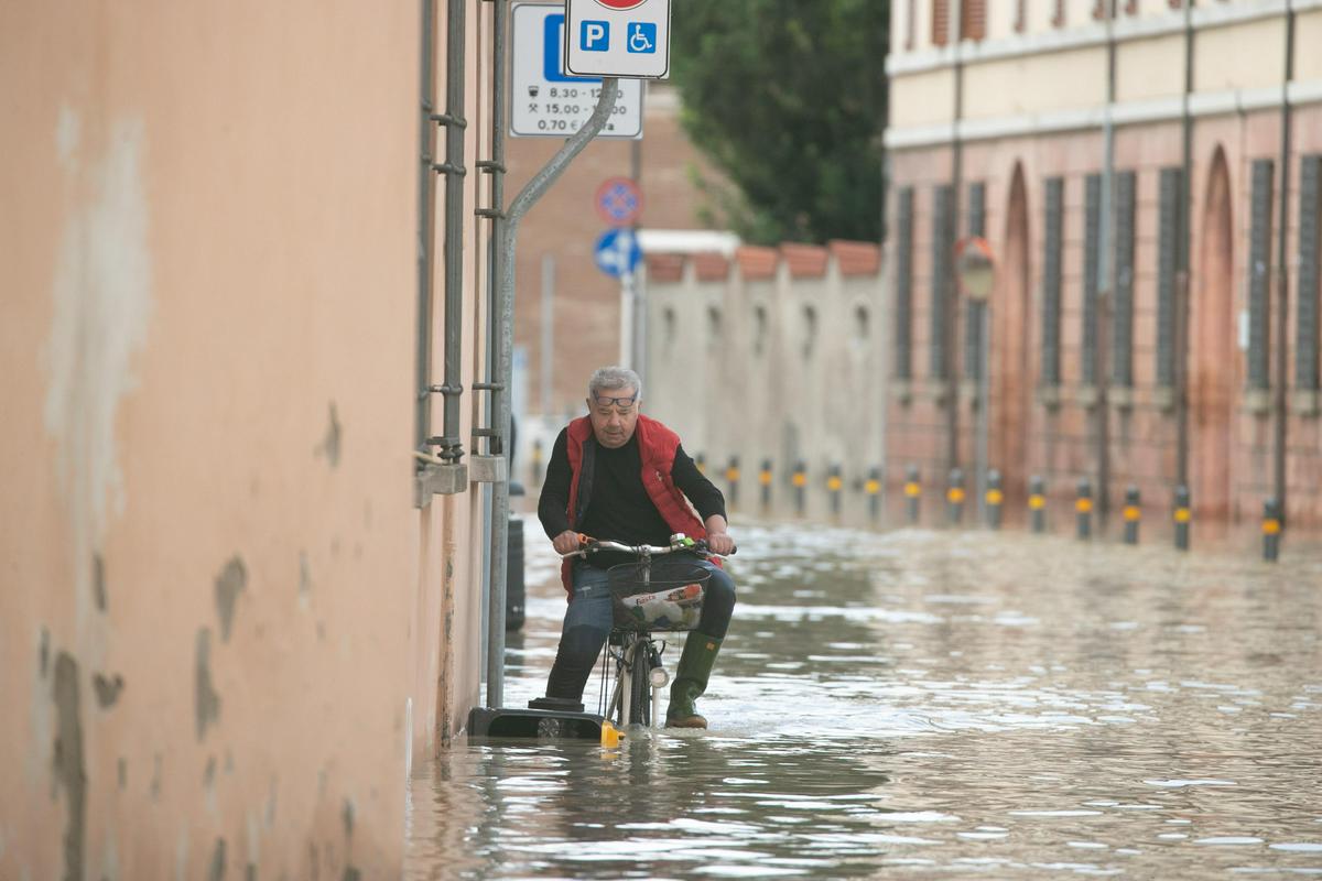 Na eni strani suša, na drugi pa skrajni vremenski pojavi, kot so bile nedavne poplave v Sloveniji, Italiji in na Hrvaškem. Foto: EPA