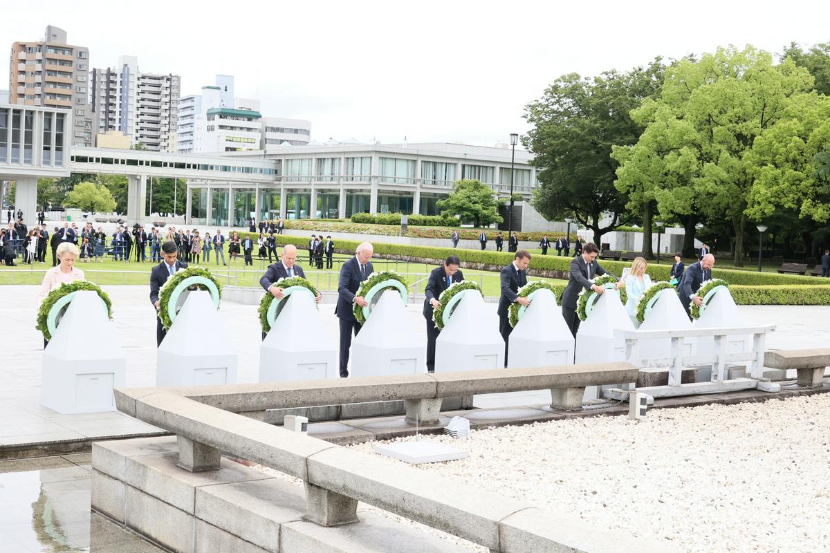 Voditelji G7 so položili cvetje v spomin žrtvam ameriškega jedrskega napada na Hirošimo in Nagasaki. Foto: Reuters