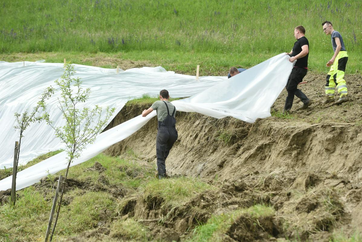 Nedavni močni nalivi so povzročili obsežne plazove na kmetijskih zemljiščih. Foto: BoBo/Miloš Vujinovič