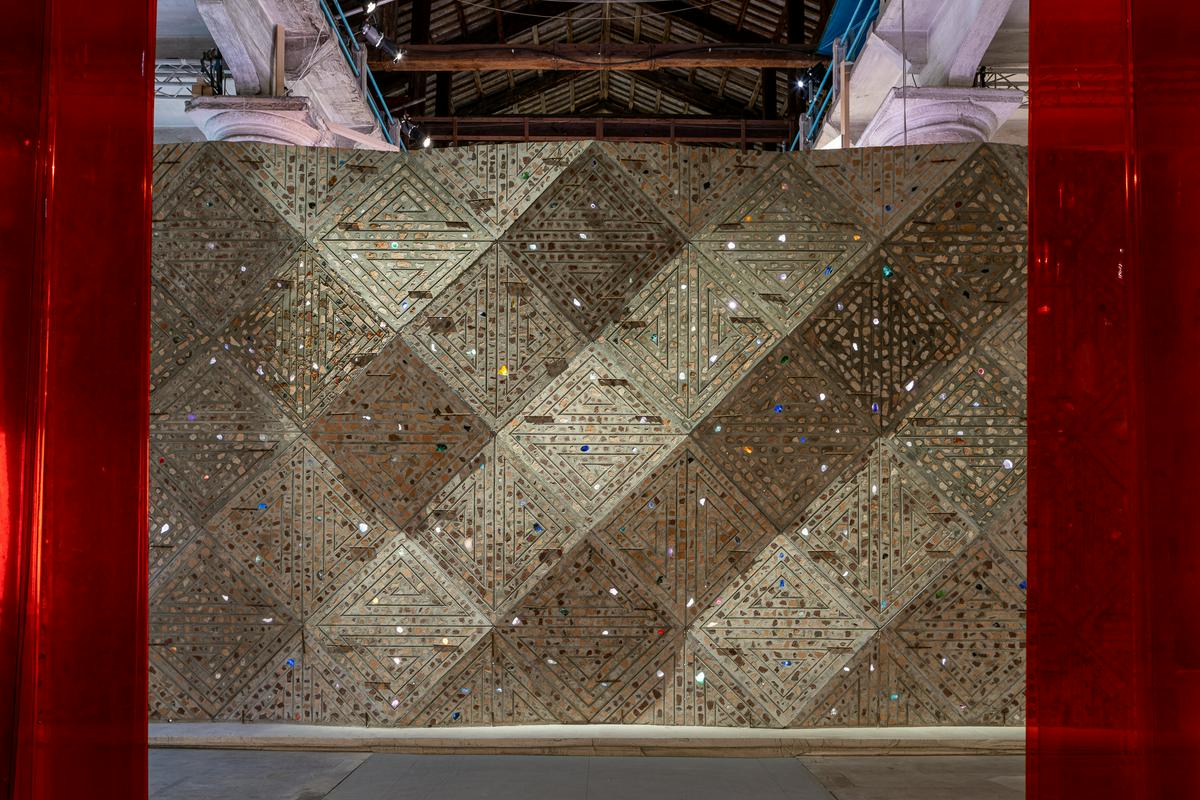 Tapiserija iz rabljenih opek in muranskega stekla. Foto: Beneški arhitekturni bienale
