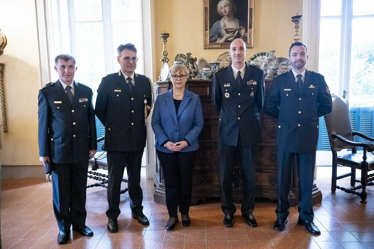 Predsednica se je pripadnikom slovenske vojske, ki službujejo na sedežu poveljstva zveze Nato v Neaplju, zahvalila za požrtvovalno opravljanje nalog in ponosno zastopanje Slovenije. Foto: Twitter/Nataša Pirc Musar
