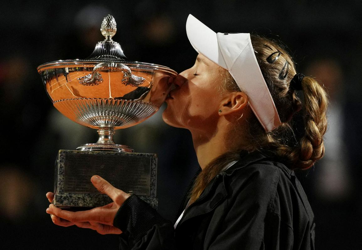 Jelena Ribakina je v letošnji sezoni še nadgradila zmago v Wimbledonu julija lani. Odlična je na vseh podlagah in kmalu bo postala kandidatka tudi za prvo mesto na lestvici WTA. Foto: Reuters