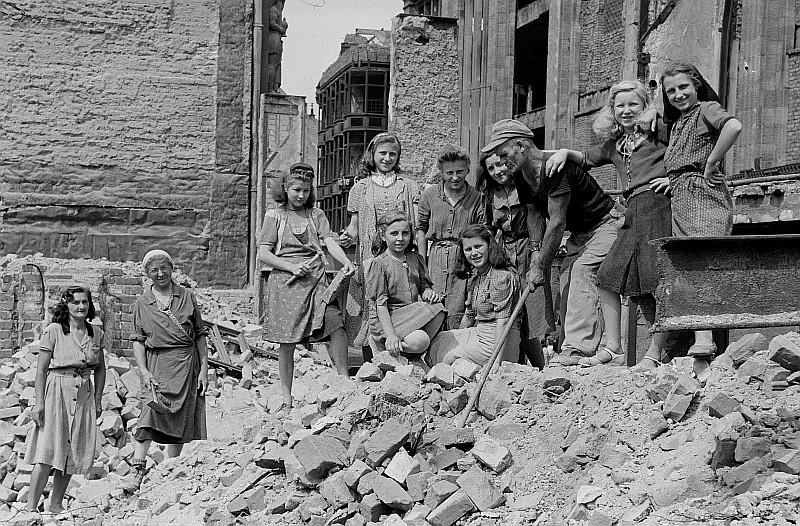 Veliko dela pri odstranjevanju in sortiranju ruševin v Nemčiji so opravile ženske. V Berlinu so za svoj angažma nekatere dobile celo stanovanje. Foto: Roger Rössing/Wikimedia Commons
