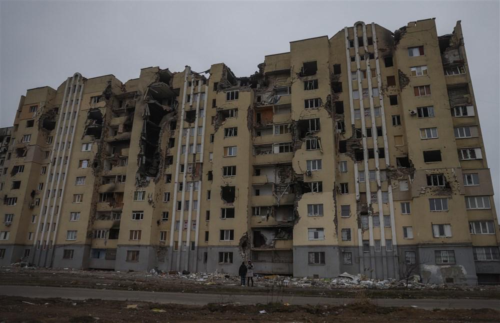 Mariupolj je eno najbolj razrušenih ukrajinskih mest. Poškodovanih je bila večina stavb, v vojni pa je umrlo tudi več kot 20.000 prebivalcev. Foto: EPA