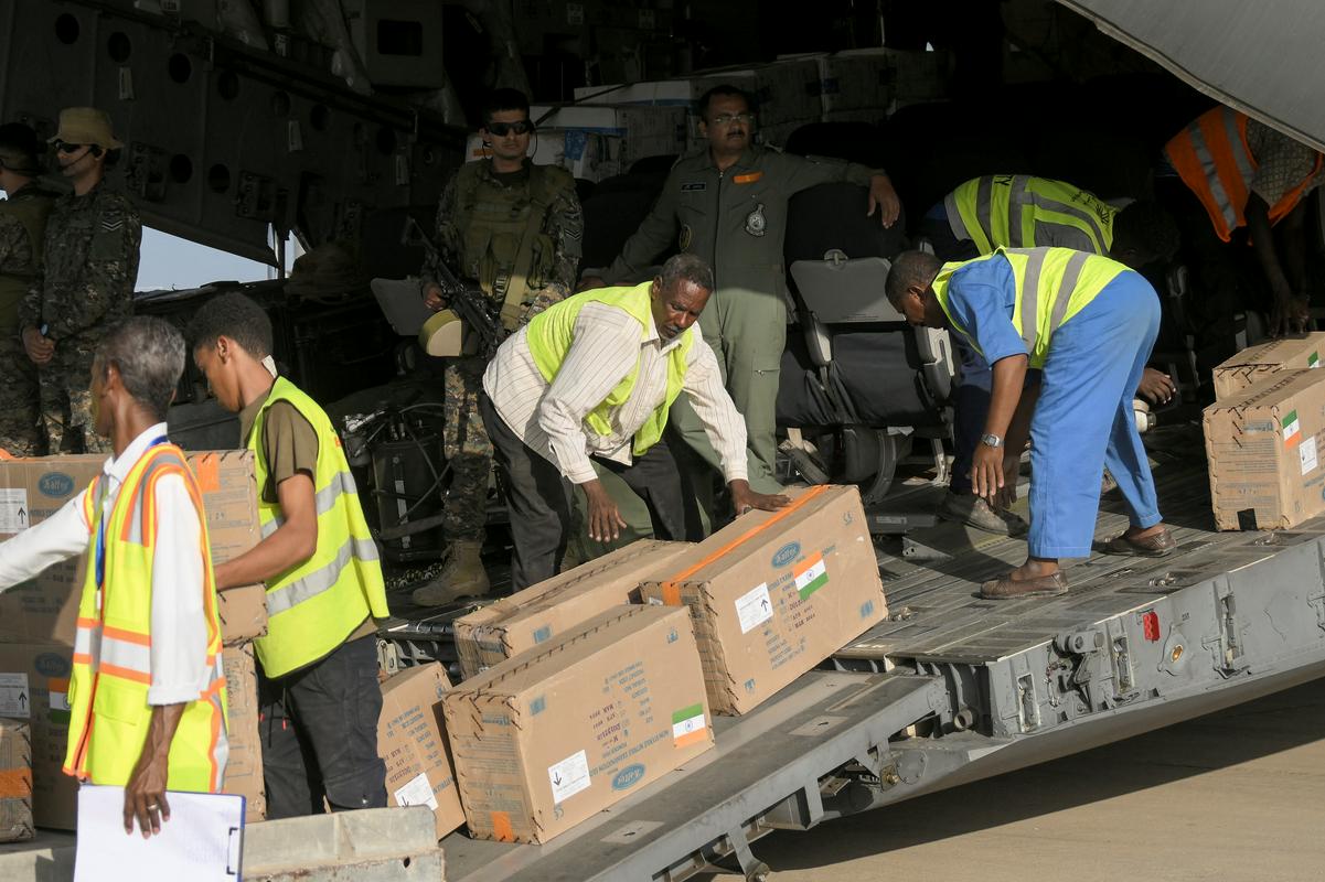 Premirje predvideva tudi razdeljevanje dobrodelne pomoči. Indija je v četrtek v Sudan poslala letalo z zdravstveno pomočjo (na fotografijo). Foto: Reuters