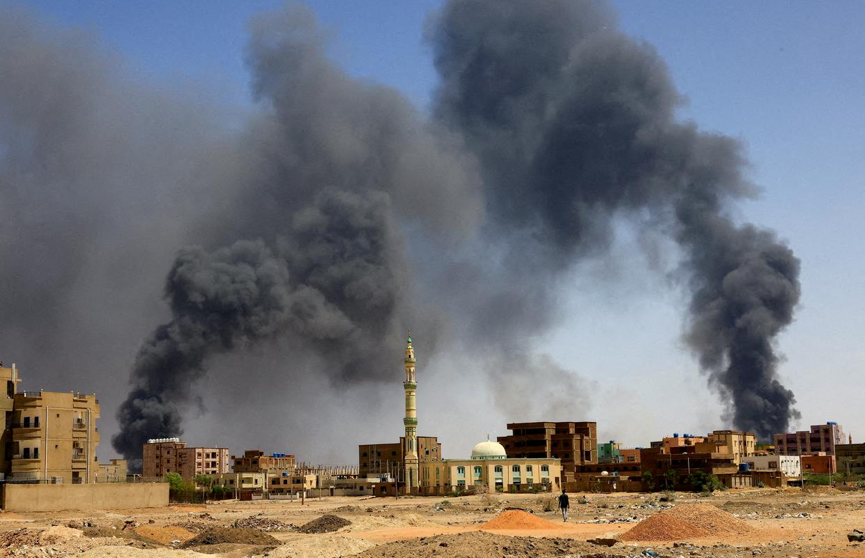 Črn dim nad Kartumom. Fotografija je bila posneta 1. maja. Foto: Reuters