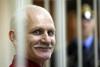 Nobelovi nagrajenci zahtevajo izpustitev zaprtega beloruskega mirovnika Aleša Bjaljackega 