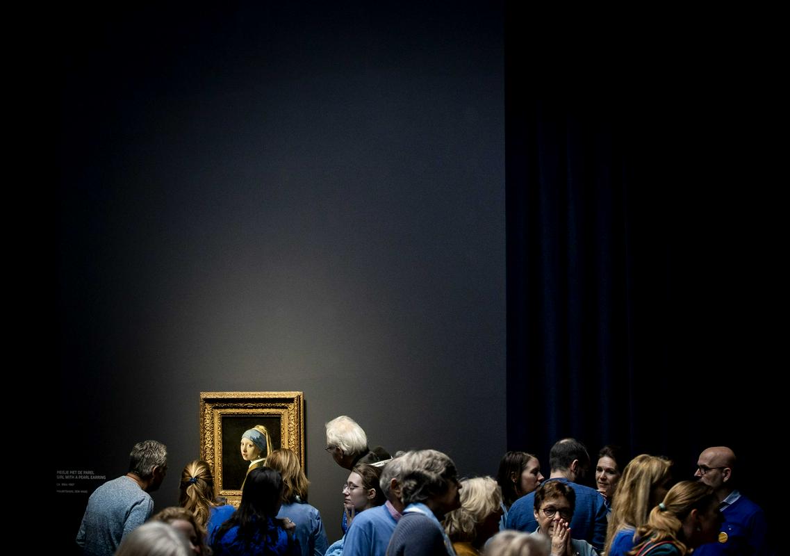 Sliko Dekle z bisenrim uhanom, eno najbolj populariziranih del Vermeerjevega opusa, so lahko videli le obiskovalci, ki so si razstavo ogledali do 30. marca. Zatem se je vrnila 
