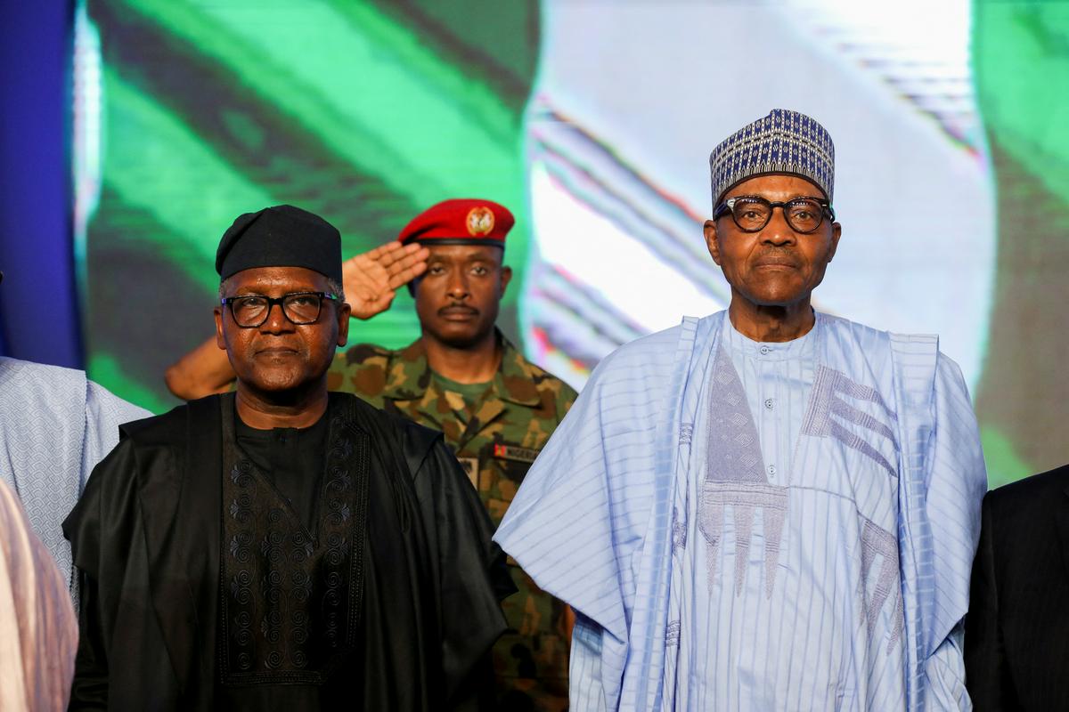Buhari je zadnji teden svojega osemletnega predsedovanja dočakal odprtje naftnega kompleksa, ki naj bi Nigeriji končno omogočil izkoristiti vse zmogljivosti naravnih virov, od katerega država in ljudje, z izjemo politikov in generalov, v preteklosti ni imela kaj dosti koristi. Foto: Reuters