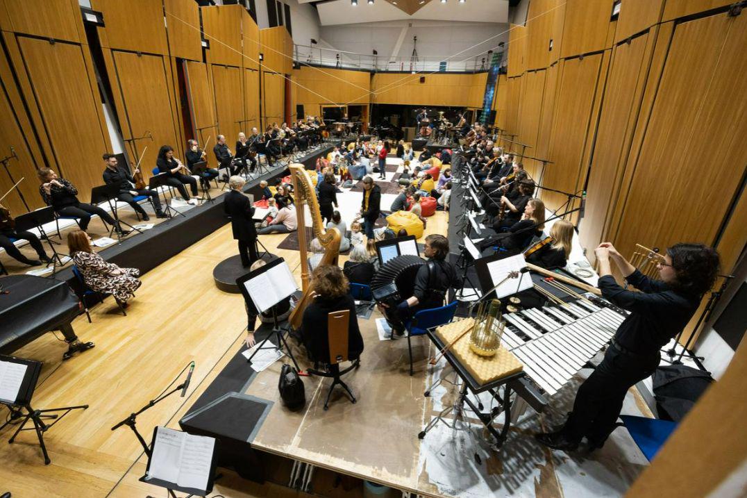 Malčki so lahko simfonično skladbo Tako tiho prvič slišali januarja v prostorih Radia Slovenija. Foto: Nada Žgank