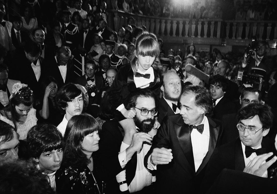 Francis Ford Coppola leta 1979 v Cannesu, po premieri filma Apokalipsa zdaj. na ramenih nosi 