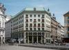 90 let pozneje: v Pragi nastaja hiša po načrtih Adolfa Loosa