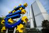 Najnovejše gospodarske napovedi za evrsko območje predvidevajo nekoliko višjo inflacijo