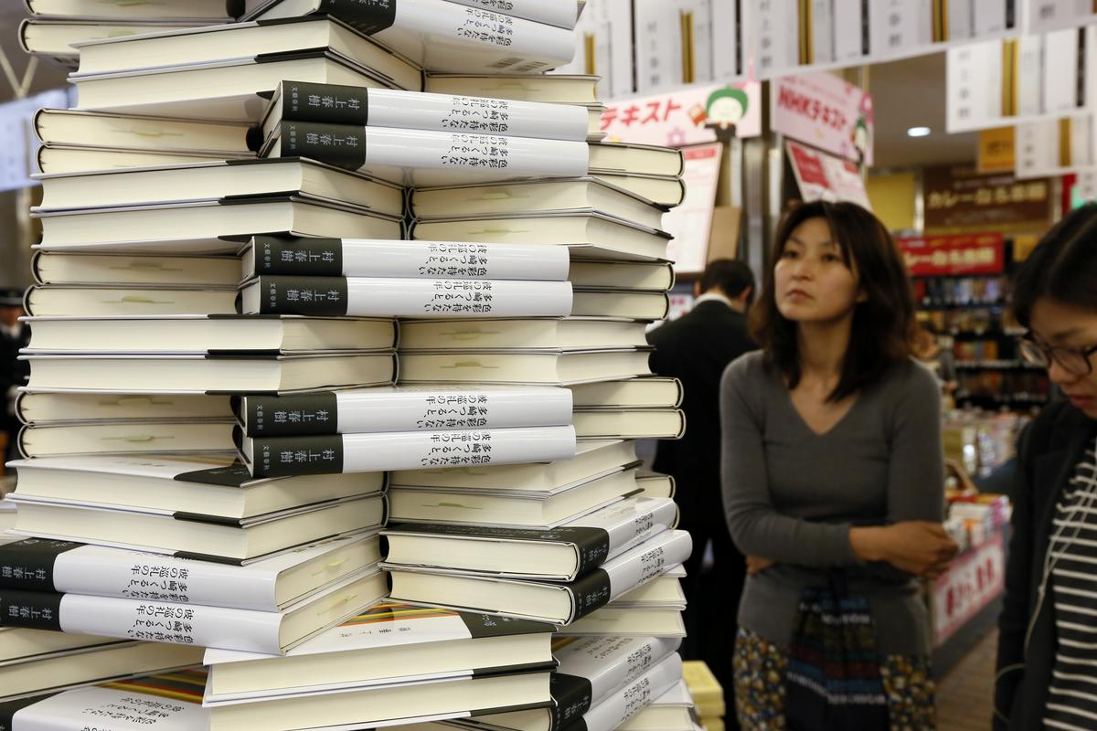 When Murakami's books are published, queues of readers line up in front of bookstores even before they open, waiting to be among the first to get their hands on a copy of the new work.  Photo: EPA