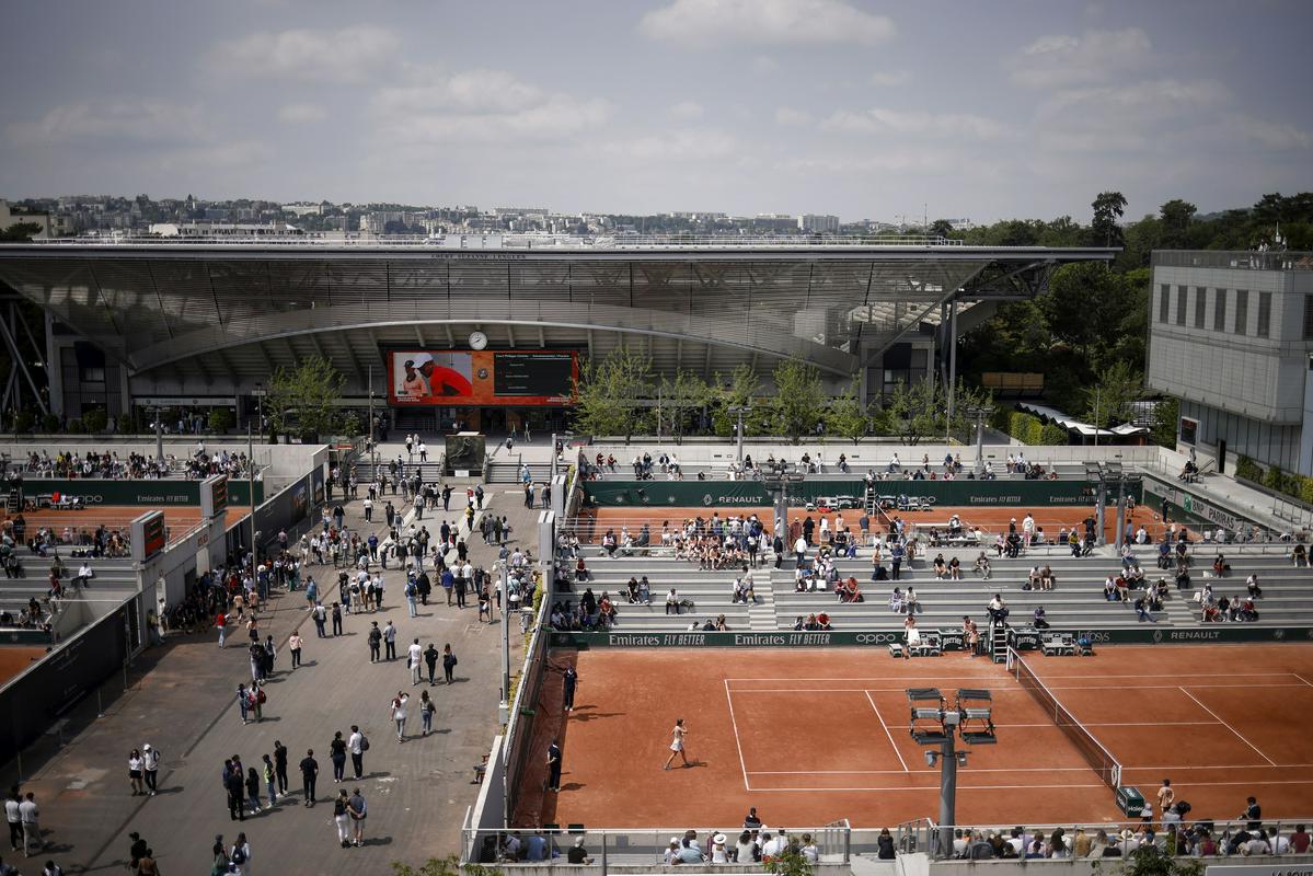 Na igriščih Rolanda Garrosa je že zelo pestro, v nedeljo pa bo še bolj, saj se bo začel glavni del turnirja. Foto: EPA