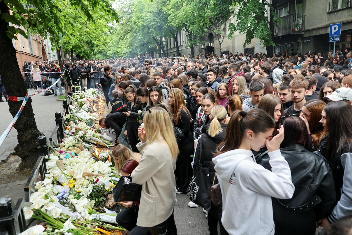 Polaganje cvetja pred osnovno šolo Vladislava Ribnikarja v Beogradu, dan po smrtonosnem napadu, v katerem je 13-letnik ubil devet otrok in varnostnika. Foto: Reuters