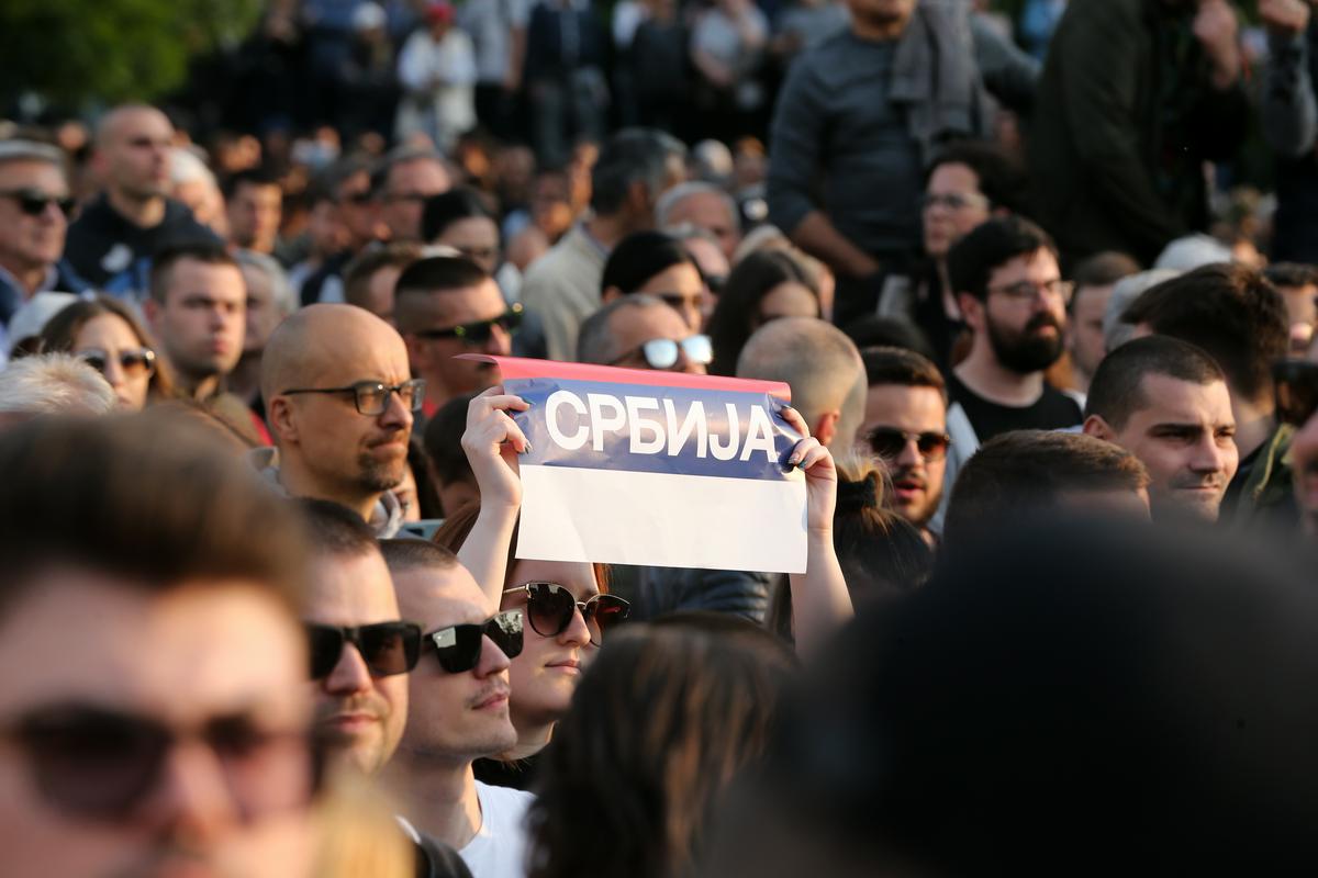 Prizor z enega od protestov proti nasilju v Srbiji. Foto: EPA