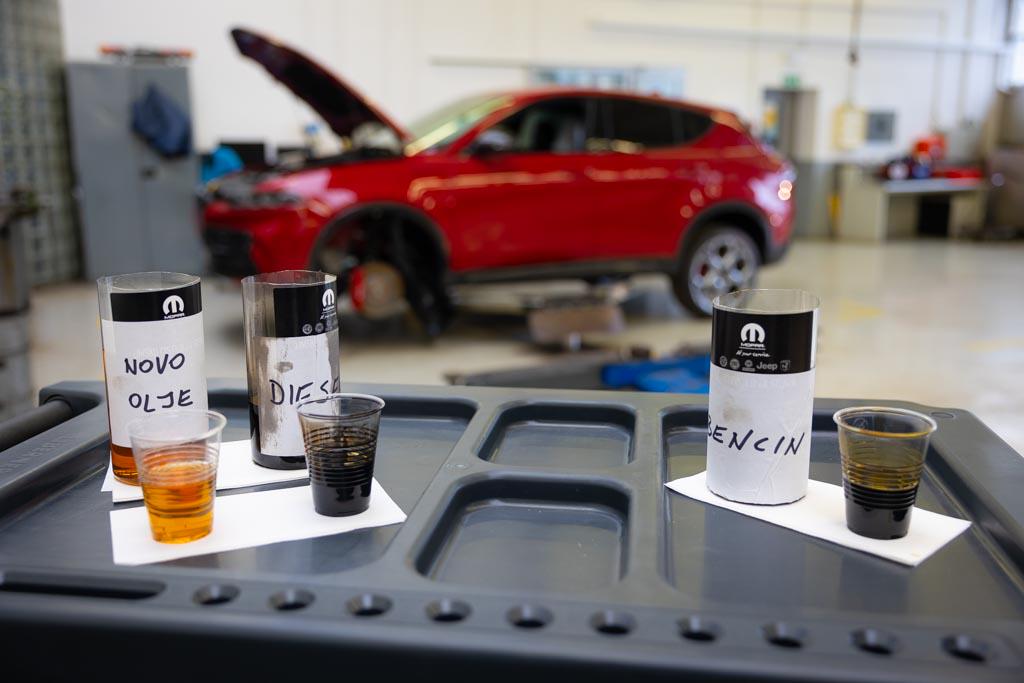 Motorno olje je za avtomobil življenjsko pomembna tekočina, saj opravlja naloge mazanja, čiščenja in hlajenja motorja. Foto: MMC RTV SLO/Avtomobilnost