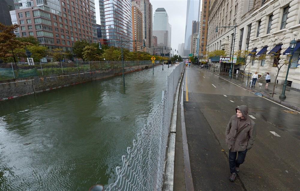 Orkan Sandy, ki po meteoroloških 'pravilih' nikoli ne bi smel doseči New Yorka, je pokazal ranljivost mesta. Foto: EPA