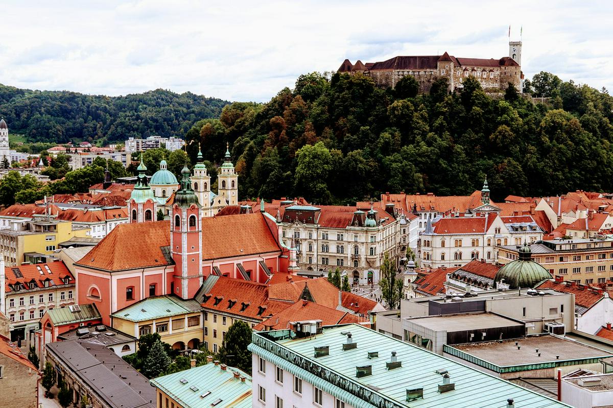 V prvih štirih mesecih skupaj je Slovenijo obiskalo skupno skoraj 1,3 milijona turistov. Foto: Pixabay