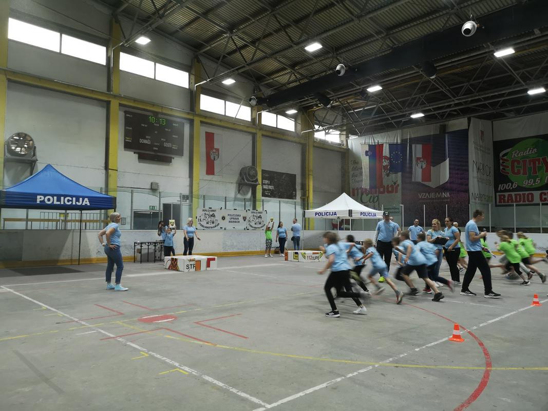 Četrtošolci so se v Ledni dvorani pomerili v športnih in družabnih igrah. Foto: Radio Maribor/Vesna Martinec