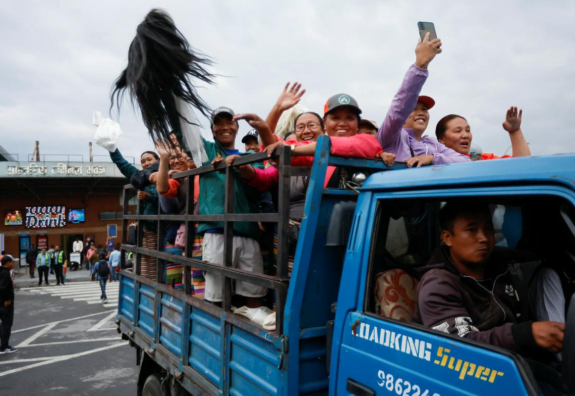 Na letališču so helikopter Kamija Rite, s katerim se je ta vrnil iz baznega tabora pod Everestom v Katmandu, pričakali sorodniki, prijatelji in drugi člani tesno povezane skupnosti šerp. Foto: Reuters