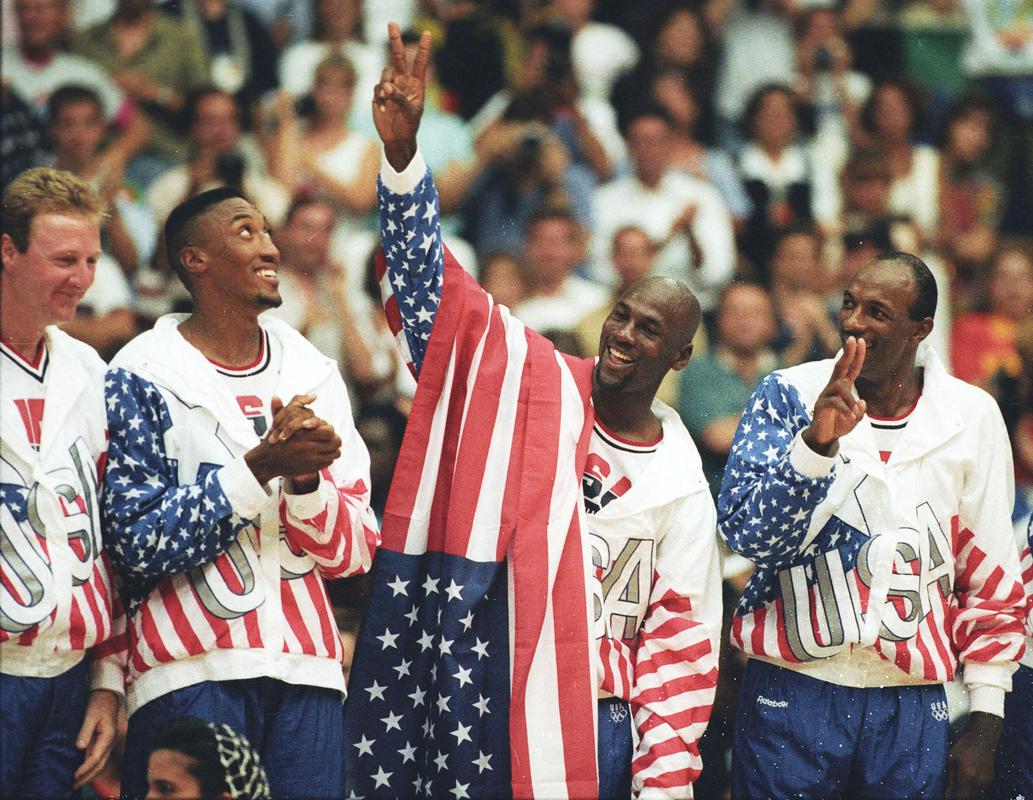 Larry Bird, Scottie Pippen, Michael Jordan in Clyde Drexler med praznovanjem zlate medalje na olimpijskih igrah leta 1992 v Barceloni. Foto: Reuters