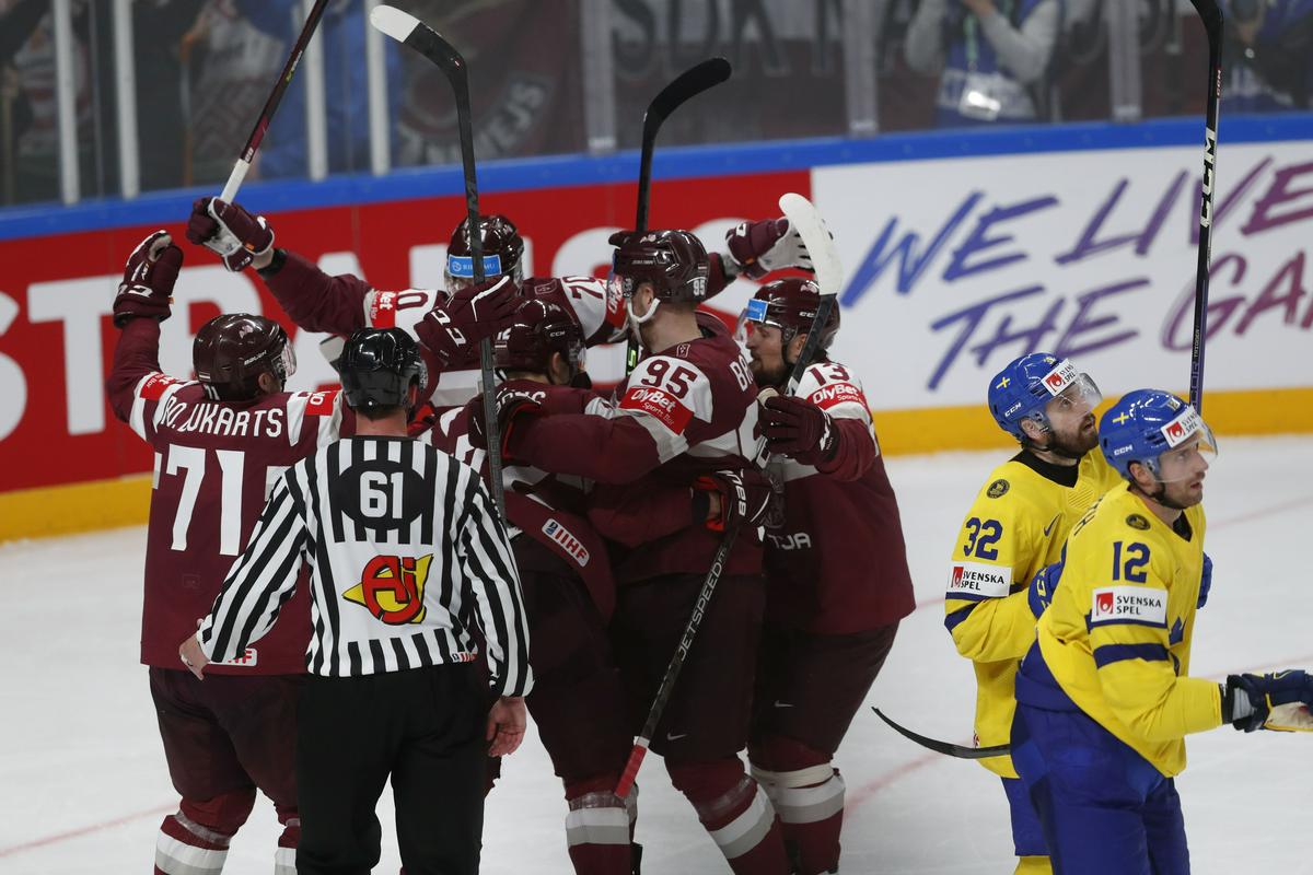 Latvijci so na zadnji tekmi v Rigi dosegli zgodovinski uspeh. Foto: EPA